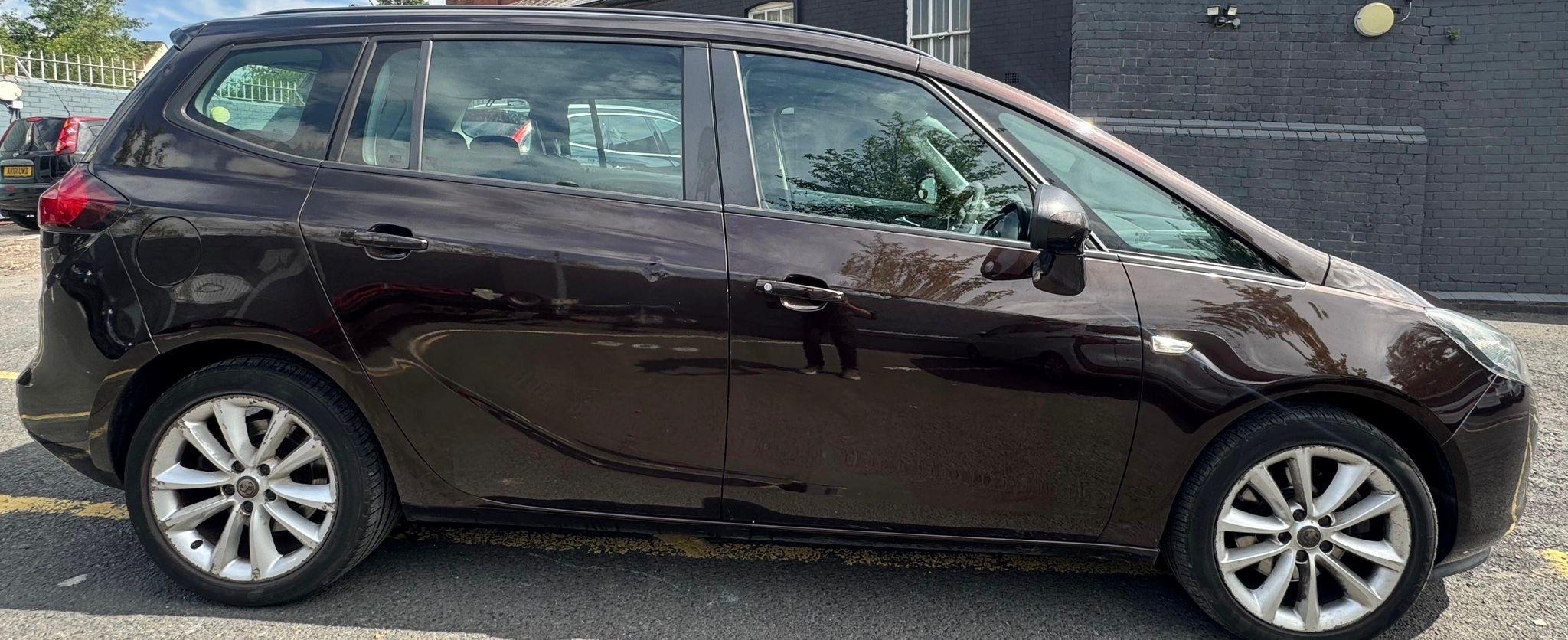 Vauxhall Zafira Tourer - 2.0 CDTi Exclusiv Auto Euro 5 5dr - MPV (2011 - 2016) Image